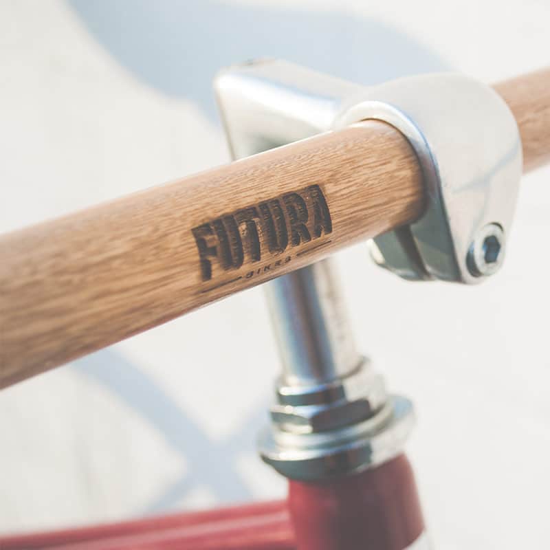 Proyectos 7 ** Detalle de un manillar de bicicleta de madera con logotipo de Futura grabado.