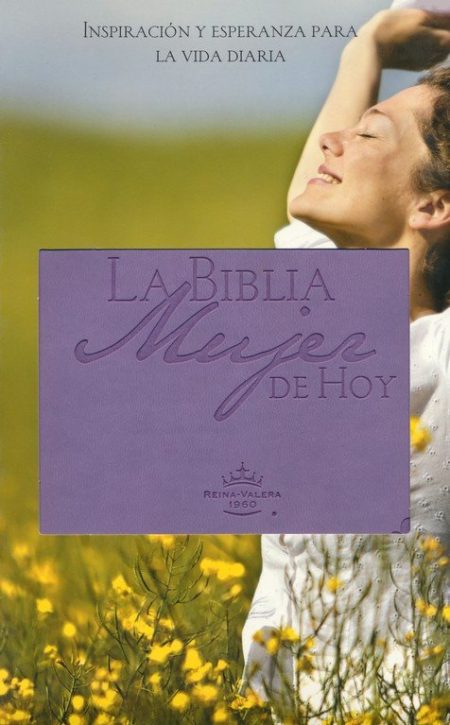 Una mujer con los ojos cerrados y una expresión serena se extiende en un campo de flores amarillas con el cielo claro en el fondo. En primer plano se muestra la portada de un libro tituladoLa Biblia Mujer de Hoy versión Reina-Valera 1960.