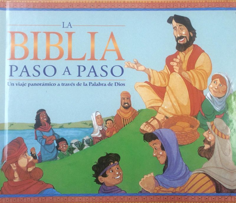 Una portada de libro titulada LA BIBLIA PASO A PASO, mostrando una ilustración colorida con un hombre sonriente en el centro, rodeado de diversas personas de diferentes edades y animales en un entorno al aire libre, representando una escena de comunidad y enseñanza.