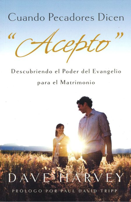 Portada de un libro llamado Cuando Pecadores Dicen 'Acepto' por Dave Harvey con un prólogo de Paul David Tripp, mostrando una pareja sonriente de pie en un campo al atardecer con el sol brillando a través del fondo.