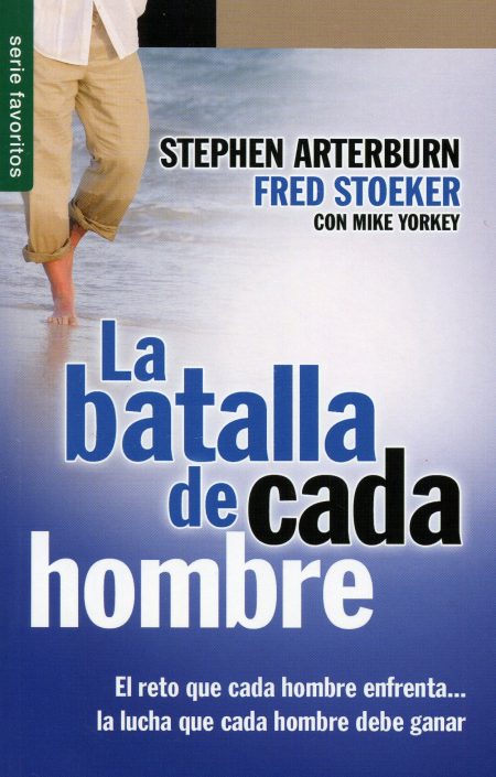 Portada del libro La batalla de cada hombre mostrando a un hombre en la playa mirando hacia el mar, con el título y los nombres de los autores, Stephen Arterburn y Fred Stoeker con Mike Yorkey, destacados en la imagen.