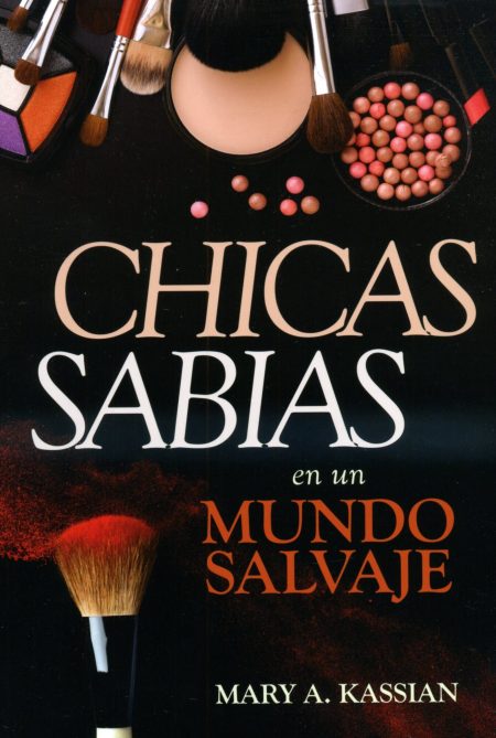 La imagen muestra la portada de un libro cuyo fondo es oscuro y sobre este destacan elementos de maquillaje como sombras de ojos en colores vivos, polvo compacto, un rubor con varias esferas de tonos rosados y brochas de maquillaje en distintos tamaños y formas. En el centro de la composición se encuentra el título del libro CHICAS SABIAS en un MUNDO SALVAJE impreso en letras grandes de color blanco y rojo. En la parte inferior de la imagen aparece el nombre de la autora, Mary A. Kassian, en letras más pequeñas y de color blanco. La imagen combina la temática de la belleza con la idea de sabiduría, insinuando una posible reflexión sobre la inteligencia y el empoderamiento femenino en el contexto contemporáneo.