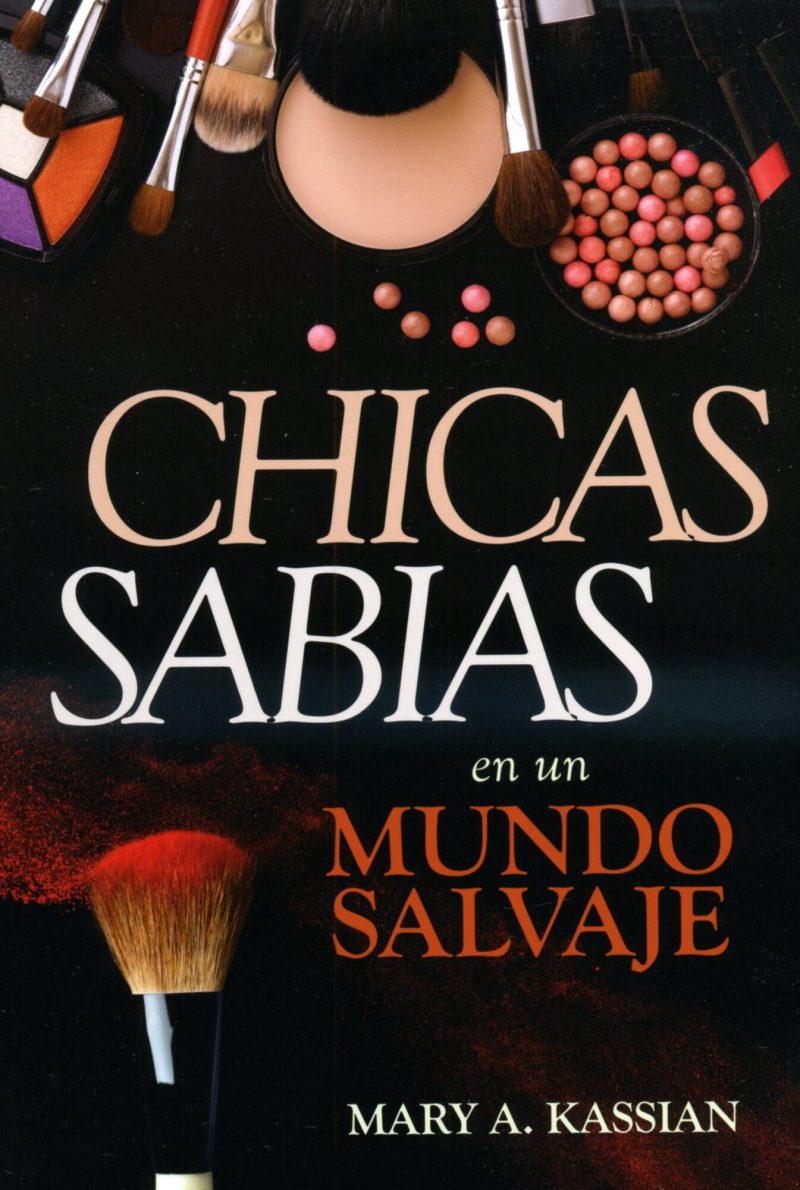 La imagen muestra la portada de un libro cuyo fondo es oscuro y sobre este destacan elementos de maquillaje como sombras de ojos en colores vivos, polvo compacto, un rubor con varias esferas de tonos rosados y brochas de maquillaje en distintos tamaños y formas. En el centro de la composición se encuentra el título del libro CHICAS SABIAS en un MUNDO SALVAJE impreso en letras grandes de color blanco y rojo. En la parte inferior de la imagen aparece el nombre de la autora, Mary A. Kassian, en letras más pequeñas y de color blanco. La imagen combina la temática de la belleza con la idea de sabiduría, insinuando una posible reflexión sobre la inteligencia y el empoderamiento femenino en el contexto contemporáneo.