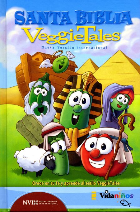 Portada de Santa Biblia VeggieTales, mostrando personajes antropomórficos de vegetales como un pepino, un tomate y un puerro, vestidos en atuendos bíblicos con una oveja y pirámides al fondo.