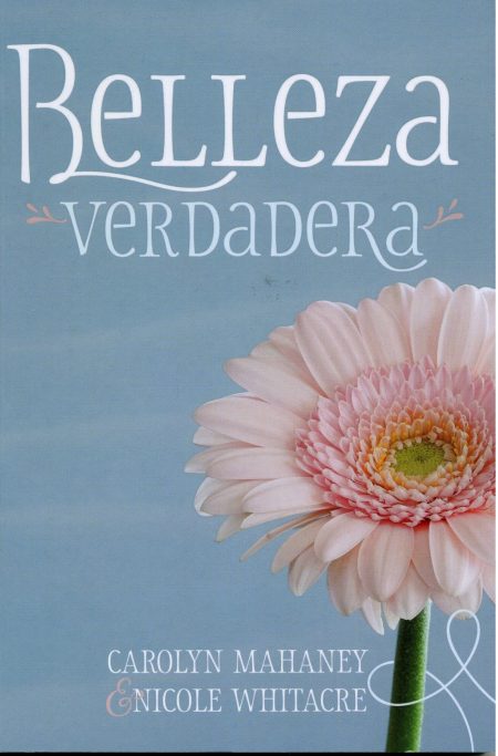 Portada del libro 'Belleza Verdadera' con fondo azul pálido y la imagen de una flor rosa en primer plano. El título está en la parte superior con una tipografía elegante y los nombres de las autoras Carolyn Mahaney y Nicole Whitacre aparecen en la parte inferior.