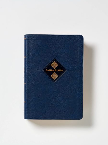 Una Biblia con tapa de cuero azul oscuro y el título 'Santa Biblia' grabado en dorado sobre un fondo blanco.