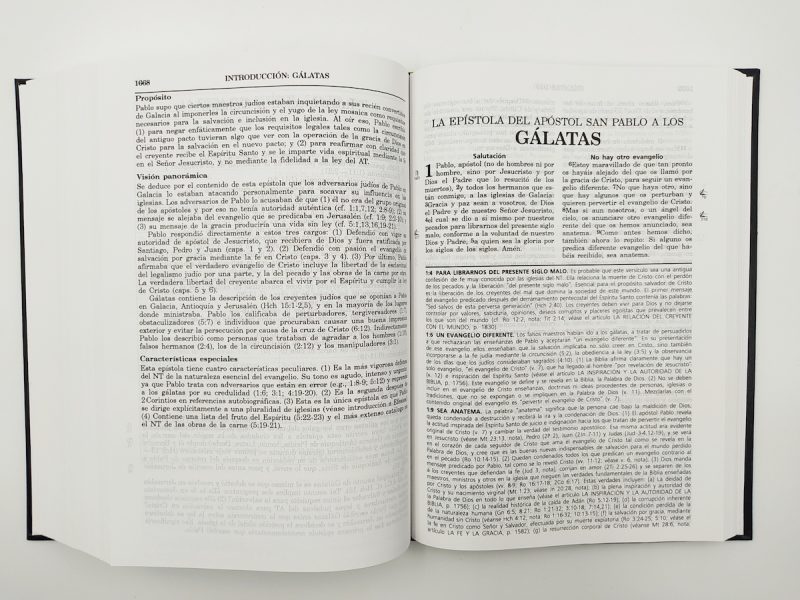 ** Libro abierto mostrando texto en español sobre la epístola de San Pablo a los Gálatas.