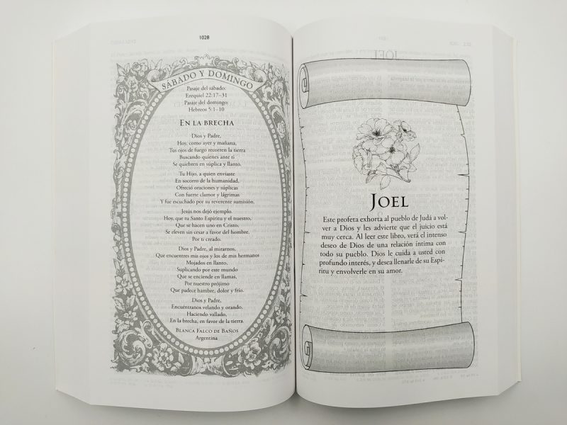 Una fotografía de dos páginas abiertas de un libro con textos poéticos y decoraciones en los bordes. La página izquierda titula SÁBADO Y DOMINGO y contiene un poema en español, mientras que la página derecha tiene el título JOEL con un texto en prosa y una ilustración de flores.