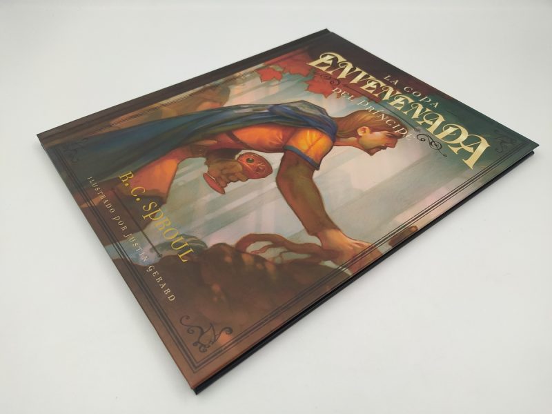 Fotografía de un libro titulado 'La Providencia Divina' por R.C. Sproul, mostrando una ilustración de dos personajes bíblicos en su portada.
