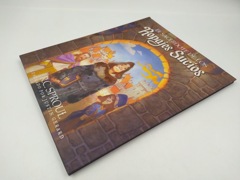 Portada del libro El Sacerdote de los Rápidos Sucios por R. C. Sproul, ilustrado por Justin Gerard, mostrando personajes de fantasía en frente de un castillo.