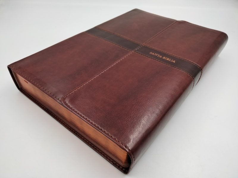 ** Biblia con cubierta de cuero marrón y grabado en el lomo