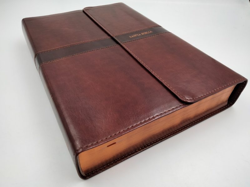 ** Imagen de una funda de cuero marrón para Biblia, con diseño de lujo y protección adicional.