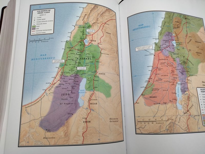 ** Imagen de dos páginas de un libro mostrando mapas de las antiguas regiones de Israel y Judea, en Mediterráneo Este.