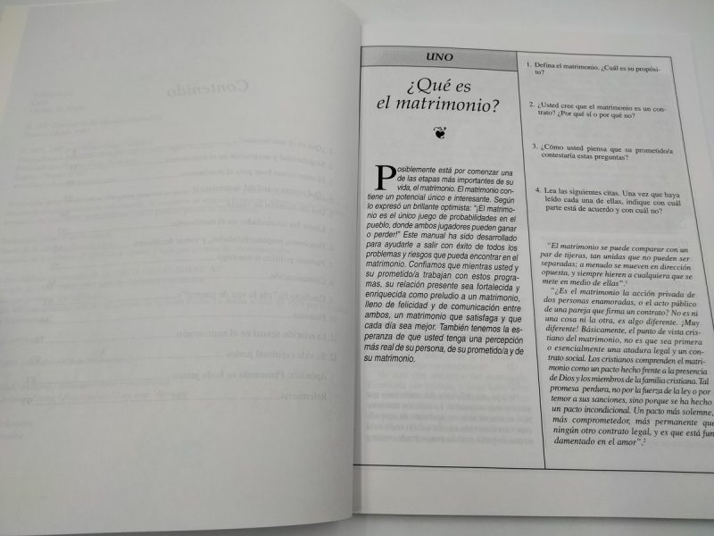 Alt-text Página de un libro con el título ¿Qué es el matrimonio? visible en la parte superior derecha, junto a preguntas y citas relacionadas con el concepto del matrimonio, y otra página en el lado izquierdo con texto menos legible.