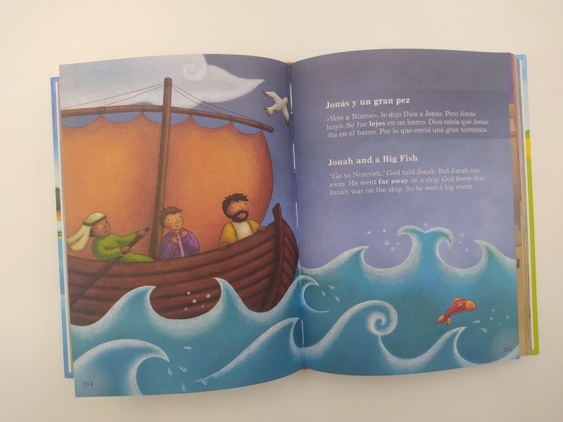Ilustración de una página de libro que muestra a tres personas en un barco bajo un cielo crepuscular, relacionado con la historia bíblica de Jonás y el gran pez.