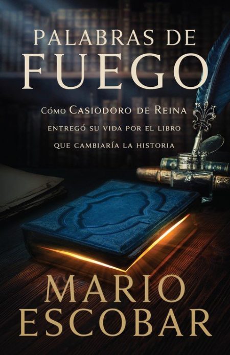 Portada del libro 'Palabras de Fuego' de Mario Escobar, mostrando un libro antiguo de tapa azul con luz emanando de sus páginas sobre una mesa oscura, junto a un tomo encuadernado en blanco y una espada con empuñadura decorativa en el fondo.