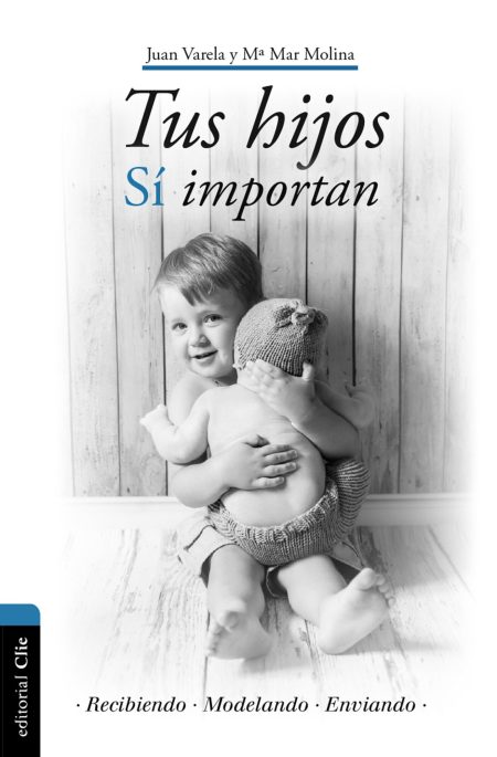 La imagen muestra la portada de un libro titulado Tus hijos Sí importan, escrito por Juan Varela y Ma Mar Molina. En la fotografía de la portada se puede ver a un niño pequeño de cabello claro y una expresión tierna, sonriente, abrazando afectuosamente una muñeca de punto. El niño está sentado en un suelo de madera claro, y el fondo parece ser una pared de la misma madera, lo que da sensación de calidez a la imagen. Las palabras 'Recibiendo', 'Modelando' y 'Enviando' aparecen en la parte inferior, sugiriendo los temas tratados en el libro. La editorial responsables es Clie, cuyo logotipo se encuentra en la parte inferior izquierda. El uso de blanco y negro para la fotografía y el diseño minimalista destacan la simplicidad y la pureza asociadas con la infancia y la importancia de la crianza.