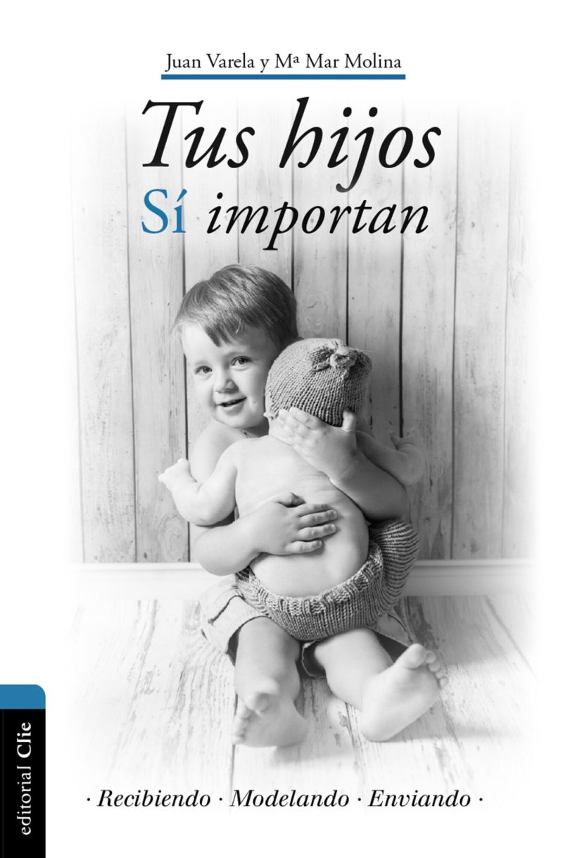 La imagen muestra la portada de un libro titulado Tus hijos Sí importan, escrito por Juan Varela y Ma Mar Molina. En la fotografía de la portada se puede ver a un niño pequeño de cabello claro y una expresión tierna, sonriente, abrazando afectuosamente una muñeca de punto. El niño está sentado en un suelo de madera claro, y el fondo parece ser una pared de la misma madera, lo que da sensación de calidez a la imagen. Las palabras 'Recibiendo', 'Modelando' y 'Enviando' aparecen en la parte inferior, sugiriendo los temas tratados en el libro. La editorial responsables es Clie, cuyo logotipo se encuentra en la parte inferior izquierda. El uso de blanco y negro para la fotografía y el diseño minimalista destacan la simplicidad y la pureza asociadas con la infancia y la importancia de la crianza.