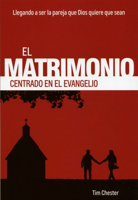 Portada del libro 'El Matrimonio Centrado en el Evangelio' por Tim Chester, mostrando la silueta de una pareja tomada de las manos frente a una iglesia bajo un cielo rojizo.
