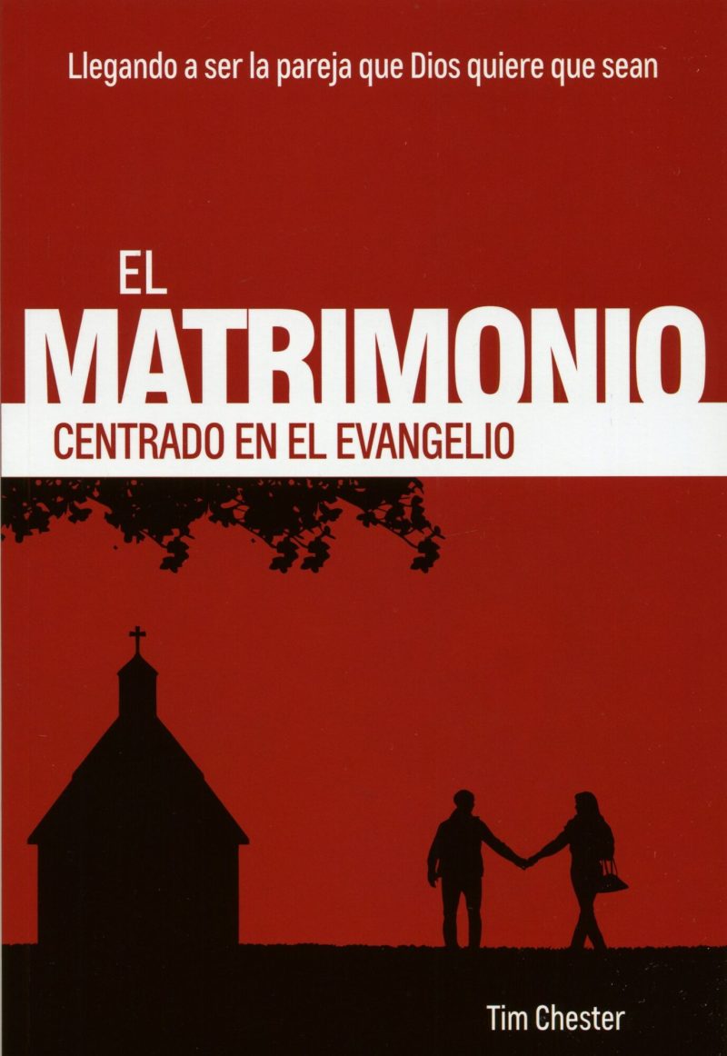 Portada del libro 'El Matrimonio Centrado en el Evangelio' por Tim Chester, mostrando la silueta de una pareja tomada de las manos frente a una iglesia bajo un cielo rojizo.