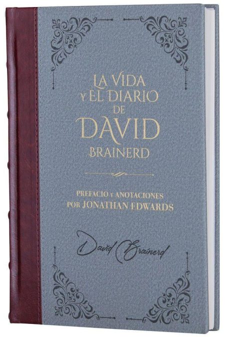 La imagen muestra la cubierta de un libro con una elegante combinación de colores en tonos azules y bordes en piel color marrón. Se titula La Vida y El Diario de David Brainerd, seguido del subtítulo Prefacio y Anotaciones por Jonathan Edwards, sugiriendo que el libro es probablemente una obra religiosa o espiritual. Las letras doradas resaltan sobre la tapa azul, y la firma de David Brainerd está impresa en la parte inferior. Decoraciones discretas pero clásicas adoran las esquinas del diseño del libro.