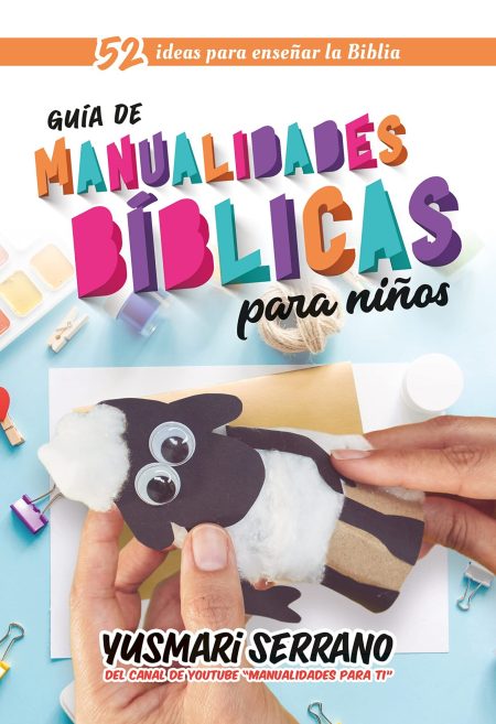 Portada de libro con el título 'Guía de Manualidades Bíblicas para niños' que muestra 52 ideas para enseñar la Biblia. Manos realizando una manualidad de una oveja con algodón y papel. Texto adicional abajo mencionando a YUSMARI SERRANO del canal de YouTube 'manualidades para ti'