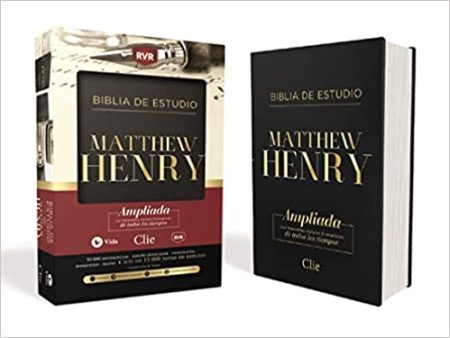 Imagen de la Biblia de Estudio Matthew Henry con su caja ilustrativa al lado izquierdo y la vista lateral del libro a la derecha sobre un fondo blanco.