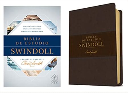 Dos versiones de la Biblia de Estudio Swindoll, una con una cubierta ilustrada y la otra en tonos marrones con estampado dorado.