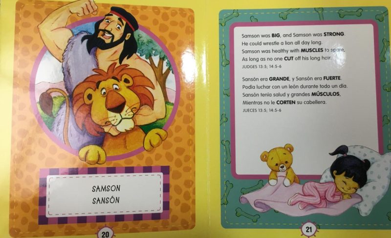 Una ilustración de doble página de un libro infantil bilingüe mostrando a Sansón sonriendo y flexionando sus brazos con un león a su lado en la página izquierda y una niña durmiendo pacíficamente con su osito de peluche en la página derecha.