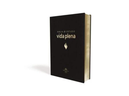 Imagen de una Biblia de Estudio Vida Plena con tapa dura negra y lomo dorado aislada en un fondo blanco.