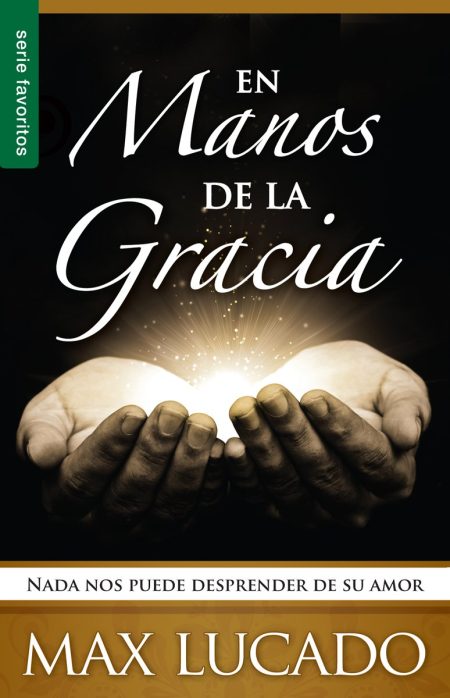 La portada muestra un conjunto de dos manos abiertas y hacia arriba, como si estuvieran sosteniendo algo preciado. Desde el centro de estas manos emana una luz blanca y brillante rodeada de partículas luminosas, sugiriendo la presencia de algo sagrado o divino. El título En Manos de la Gracia se coloca prominentemente en la parte superior con tipografía elegante y grande sobre un fondo que transita de un tono oscuro a un dorado más claro en la parte inferior. Justo debajo del título se encuentra el subtítulo Nada nos puede desprender de su amor, y en la parte más baja, en un apartado con fondo dorado, aparece el nombre del autor, Max Lucado, resaltando su contribución a la obra. La portada sugiere un tema espiritual y reflexivo, enfocado en la gracia y la conexión divina.