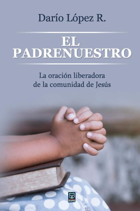 Una persona está orando con las manos entrelazadas, apoyadas sobre un libro grande, posiblemente una Biblia, mientras está sentada. La imagen transmite una sensación de paz y contemplación.