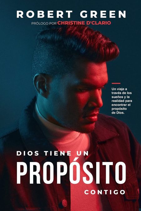 Portada de un libro con un hombre mirando hacia abajo con luz roja y azul en su rostro, titulado 'Dios tiene un propósito contigo' por Robert Green con prólogo por Christine D'Clario.