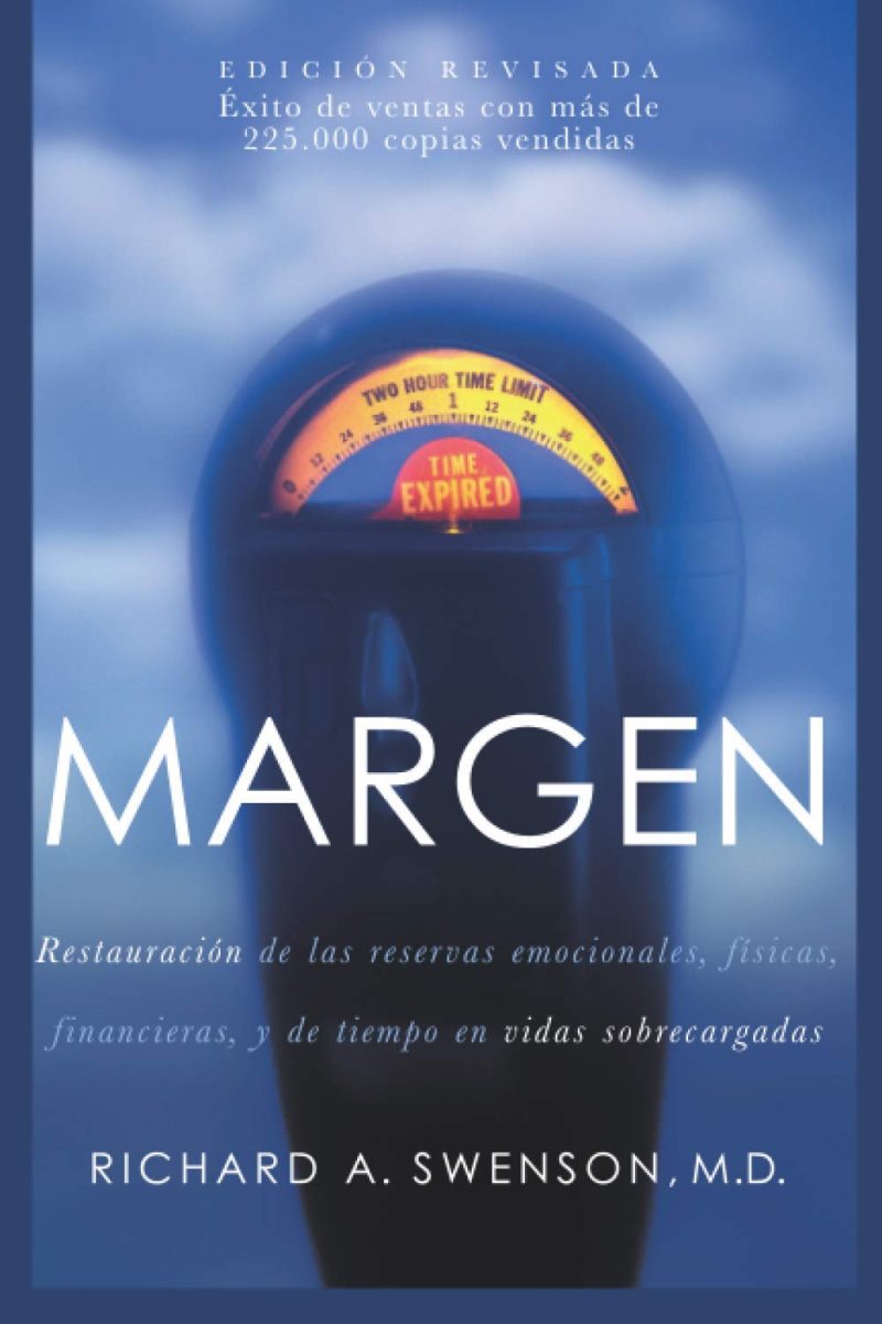 La imagen es la portada de un libro titulado 'MARGEN' con el subtítulo 'Restauración de las reservas emocionales, físicas, financieras, y de tiempo en vidas sobrecargadas', por Richard A. Swenson, M.D. En la parte superior de la portada se menciona que es una 'EDICIÓN REVISADA' y que es un 'Éxito de ventas con más de 225.000 copias vendidas'. El enfoque visual se centra en un parquímetro con la señal de que el tiempo ha expirado, lo que refleja el concepto central del libro sobre la gestión del tiempo y la vida en términos de recursos limitados. El fondo es mayormente azul con un suave efecto de difuminado, lo que da una sensación de tranquilidad y espacio, contrastando con la urgencia sugerida por el parquímetro.