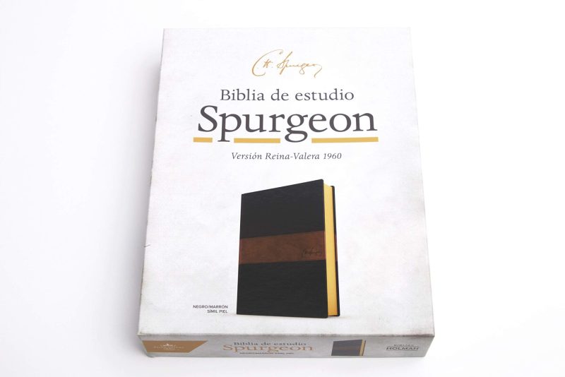Imagen de la Biblia de estudio Spurgeon con tapa en tonos negro y marrón simulando piel, junto a su caja con el texto 'Versión Reina-Valera 1960' visible.