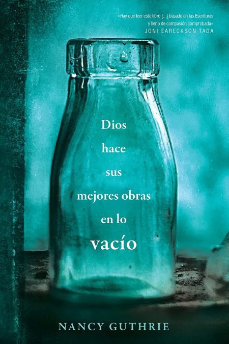 Portada de libro con imagen de una botella de vidrio turquesa sobre un fondo texturizado de color azul-verde. El texto en la imagen dice Dios hace sus mejores obras en lo vacío por Nancy Guthrie.
