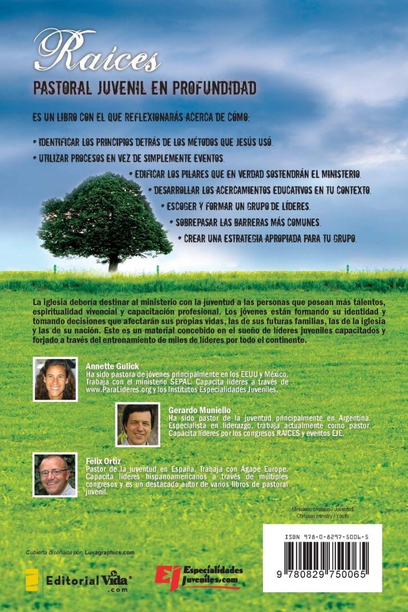 La imagen es una portada de libro que presenta un diseño gráfico con tonos verdes y cielo azul. En la parte superior, el título Raíces está escrito con una tipografía elegante y debajo, en letras más pequeñas, se lee Pastoral Juvenil en Profundidad. La portada ofrece un sumario de los temas que el libro aborda, dando énfasis en estrategias de liderazgo y desarrollo espiritual para jóvenes. En la porción inferior de la portada, aparecen las fotografías y descripciones de los tres autores del libro, mencionando sus áreas de trabajo y contribución al ministerio juvenil. El diseño es limpio y está orientado a lectores interesados en el ministerio cristiano y la mentoría de jóvenes. El fondo de la portada muestra un cielo azul despejado y una escena pastoral con un árbol en el centro de una colina de hierba verde.