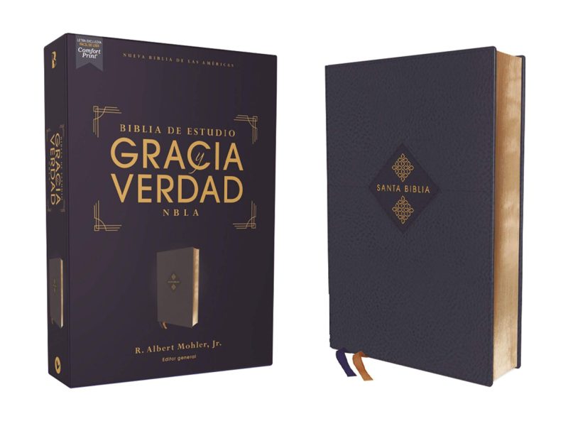 Una caja y una Biblia de estudio titulada 'Gracia y Verdad' en color negro con detalles dorados y la inscripción 'Santa Biblia' visible en el lomo del libro.