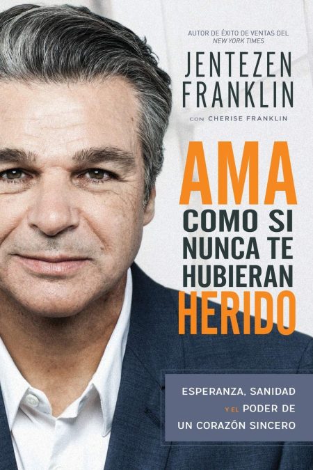 Portada de libro con la imagen de un hombre maduro sonriendo y el título AMA COMO SI NUNCA TE HUBIERAN HERIDO. ESPERANZA, SANIDAD Y EL PODER DE UN CORAZÓN SINCERO, con texto adicional que indica que el autor es un éxito de ventas del New York Times.