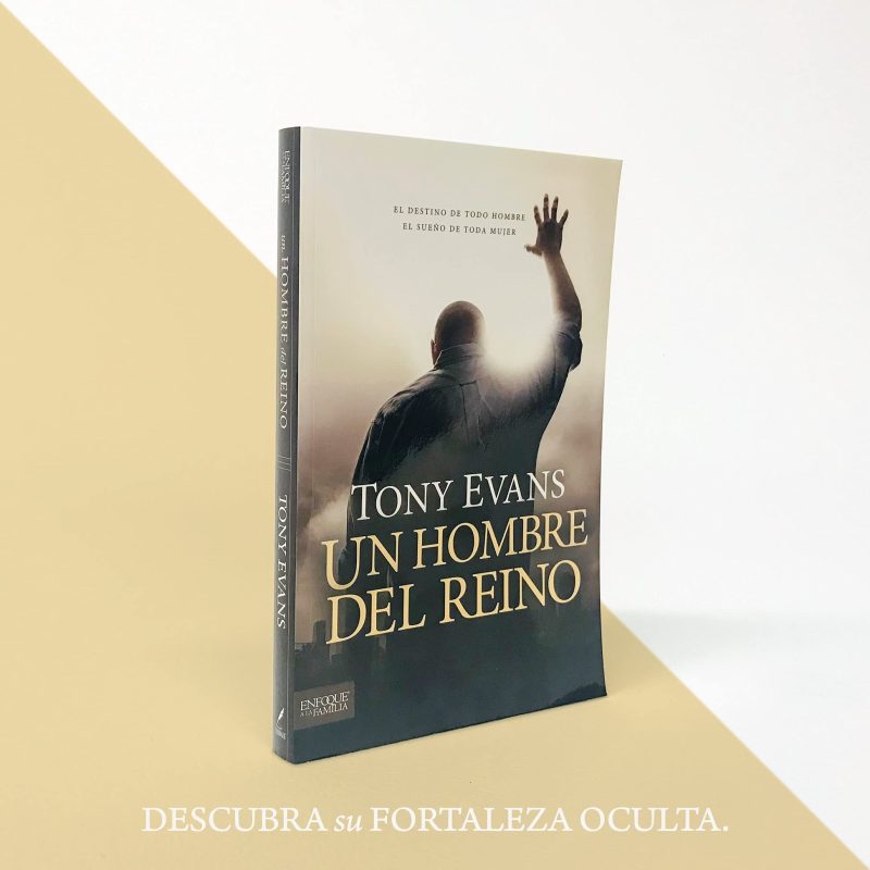 Libro titulado 'Un Hombre del Reino' de Tony Evans, apoyado sobre una superficie bicolor, con una ilustración de un hombre alzando la mano hacia el cielo.