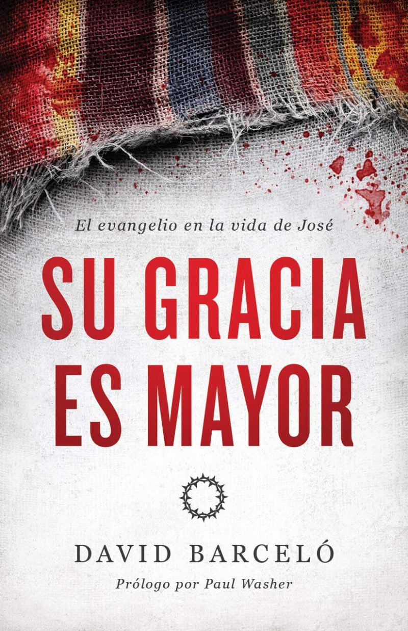 Portada del libro 'SU GRACIA ES MAYOR' con un fondo de tela desgarrada y manchada de sangre en la esquina superior izquierda y el título en letras grandes y rojas. La frase 'El evangelio en la vida de José' se encuentra debajo del título principal. En la parte inferior, 'David Barceló' es nombrado como autor con un prólogo por Paul Washer.