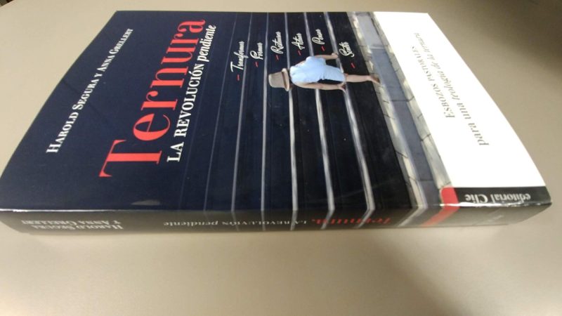 Un libro titulado 'Ternura y La Revolución Pendiente' de Harold Segura reposando sobre una superficie plana.