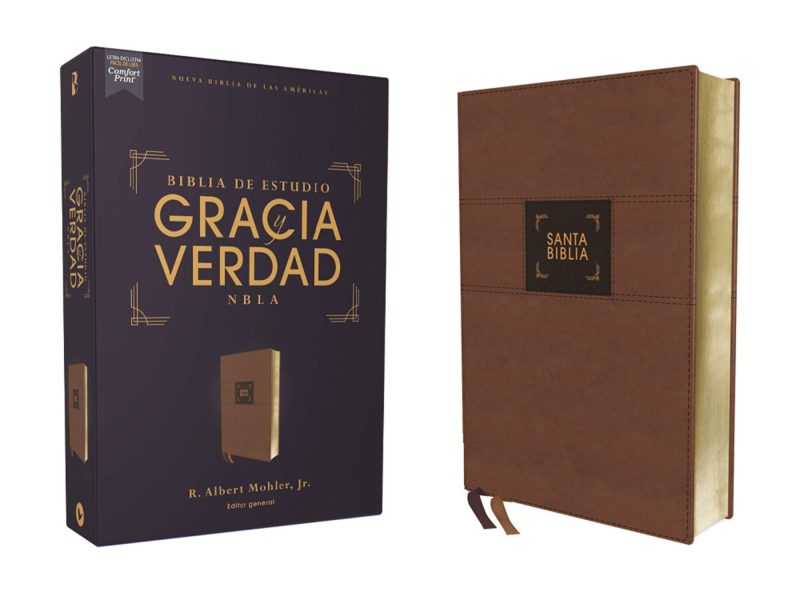 Imagen de una Biblia de estudio 'Gracia y Verdad' en su caja de presentación a la izquierda y la misma Biblia fuera de su caja a la derecha, mostrando la cubierta marrón.