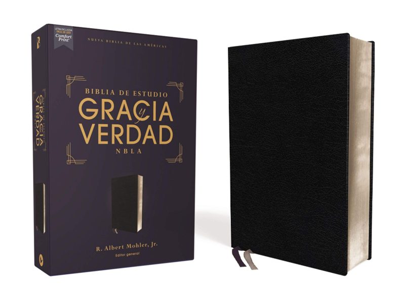 Imagen de la caja y la cubierta de una Biblia de estudio titulada 'Gracia Verdad' en una edición de la Nueva Biblia de las Américas, con el nombre del editor general R. Albert Mohler, Jr.