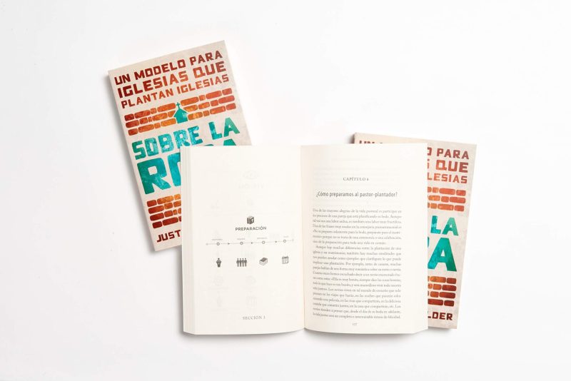Una imagen de dos libros abiertos sobre un fondo blanco, el libro a la izquierda muestra la portada con texto que dice 'Un Modelo para Iglesias que Plantan Iglesias' y el libro a la derecha está abierto en una página con texto en español titulada 'Preparación' y 'Capítulo 6'.