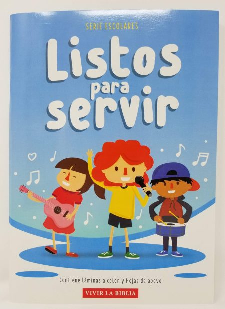 Portada de un libro ilustrado titulado Listos para Servir de la Serie Escolares, que muestra a tres personajes animados sonrientes una niña con un ukelele, un niño con un micrófono y otro niño con un tambor, rodeados de notas musicales. El fondo es de color azul claro con la inscripción Contiene láminas a color y Hojas de apoyo VIVIR LA BIBLIA en la parte inferior.