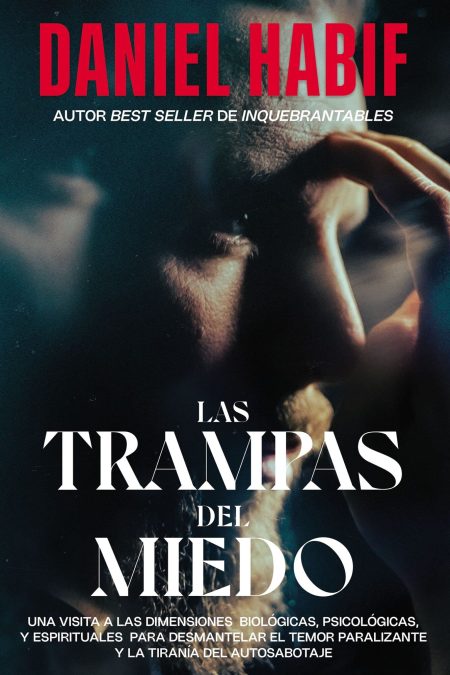 Portada de un libro titulado 'Las Trampas del Miedo' de Daniel Habif. La imagen muestra un primer plano del rostro de una persona con una expresión pensativa y una mano parcialmente visible cerca de la barbilla. Los textos destacan en rojo y blanco sobre un fondo oscuro.