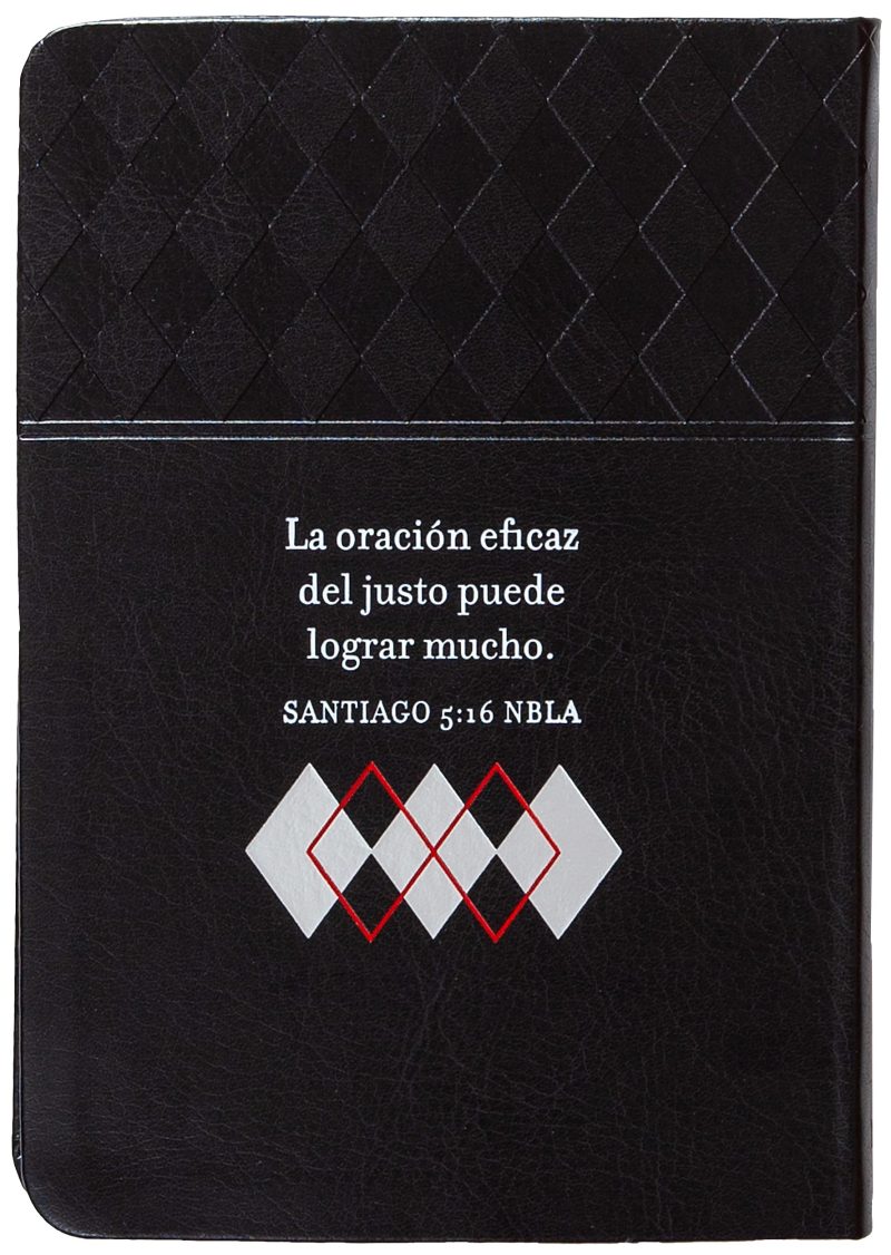 Una biblia de tapa negra con textura en relieve y una cita bíblica impresa en la portada que dice 'La oración eficaz del justo puede lograr mucho. SANTIAGO 516 NBLA'.