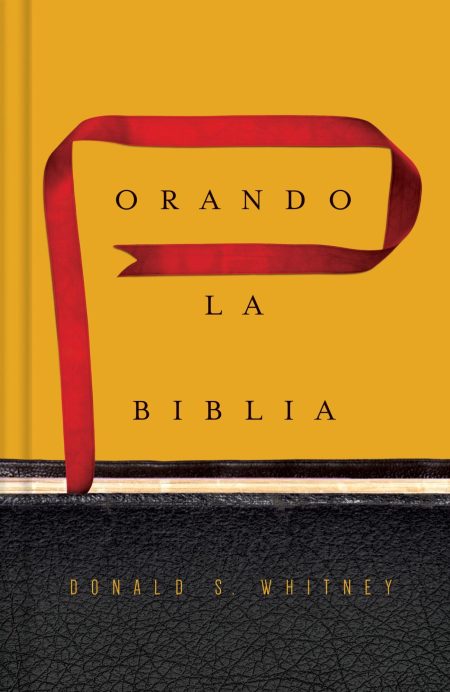 La imagen muestra la portada de un libro titulado Orando La Biblia de Donald S. Whitney. En el fondo hay un color sólido amarillo mostaza, y en primer plano, un marcador de libro rojo se enrosca creando un borde que enmarca el título del libro. El nombre del autor está escrito en la parte inferior sobre una superficie que sugiere ser la cubierta de cuero texturizado de un libro. El diseño es simple pero evocador, posiblemente representando una experiencia personal y contemplativa con la lectura de las escrituras.