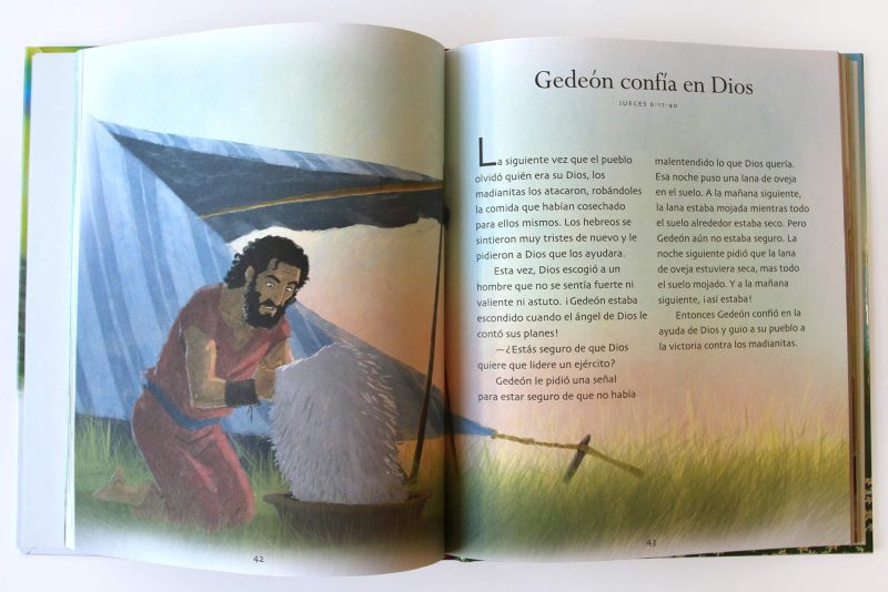 Ilustración de la Biblia para niños mostrando a Gedeón arrodillado y mirando con incertidumbre, junto a un vellón de lana, con un texto en español sobre su confianza en Dios.